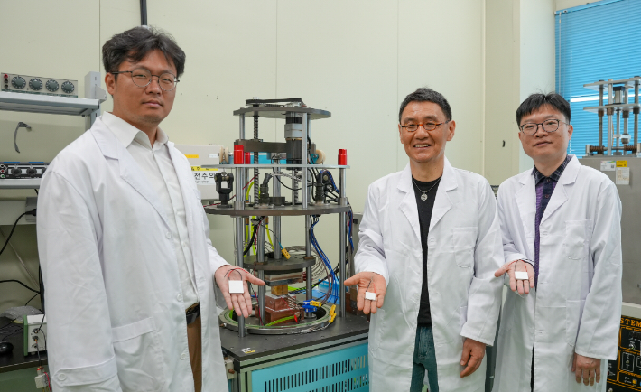 KERI 박수동 박사(가운데) 연구팀이 '열전발전 기준 소자 3종'을 들고 있다. 한국전기연구원 제공 