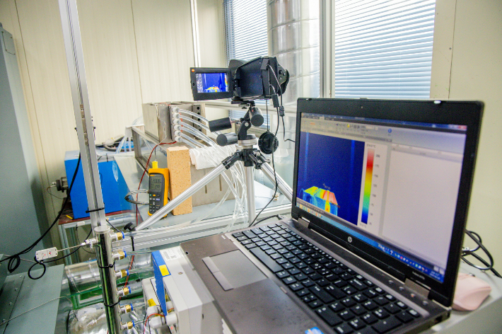 KERI 박수동 박사팀이 열전발전 파워 모듈을 실증 및 평가하고 있다. 한국전기연구원 제공 