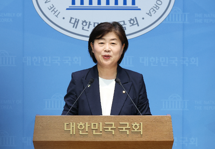 발언하는 서영교 의원     (서울=연합뉴스) 김주형 기자 = 더불어민주당 차기 원내대표 선거에 출마한 서영교 의원이 8일 서울 여의도 국회 소통관에서 현안 관련 기자회견을 열고 발언하고 있다. 2025.6.8     kjhpress@yna.co.kr (끝)   <저작권자(c) 연합뉴스, 무단 전재-재배포, AI 학습 및 활용 금지> 연합뉴스