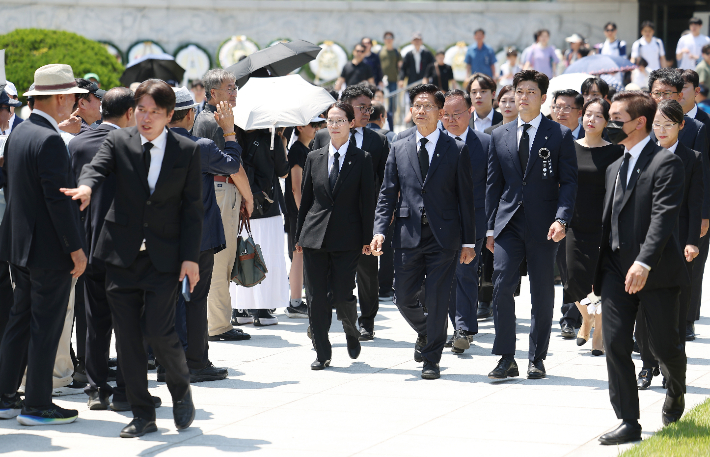 국민의힘 김문수 전 대선후보가 6일 서울 동작구 국립서울현충원을 찾아 참배한 뒤 이동하고 있다. 연합뉴스