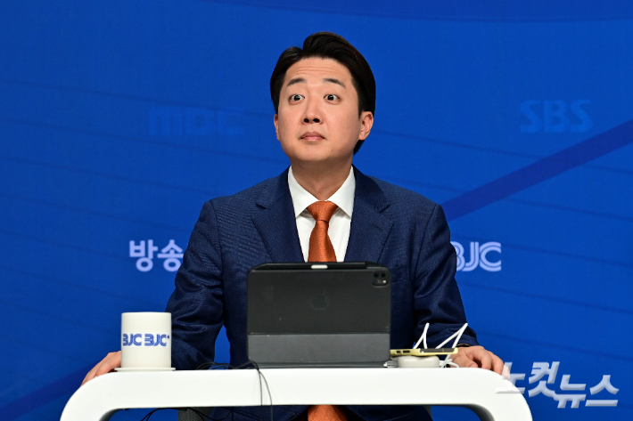 개혁신당 이준석 대선 후보가 지난달 26일 서울 양천구 한국방송회관에서 열린 한국방송기자클럽 초청 토론회에서 방송 시작을 기다리고 있다. 윤창원 기자