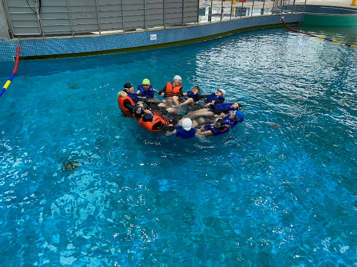초등학생들이 생존수영 교육을 받고 있다. 울산광역시교육청 제공