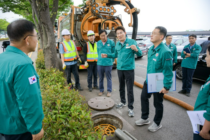 노관규 시장이 폭우·태풍 대비 현장에서 점검하고 있다. 순천시 제공