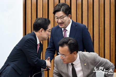 의원들과 인사하는 권성동 원내대표