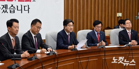 원내대책회의 발언하는 권성동