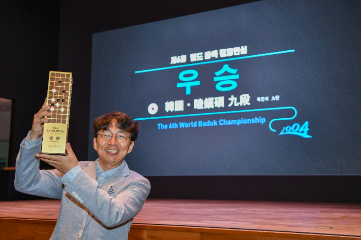 제6회 월드 바둑 챔피언십에서 우승한 목진석 9단. 한국기원 제공