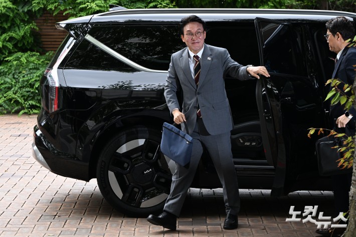 김민석 국무총리 후보자가 10일 오전 서울 종로구 통의동 금융감독연수원에 마련된 청문회 준비단 사무실로 출근하고 있다.