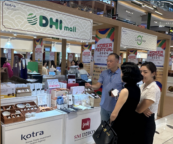 지난해 10월 베트남 호치민에서 열린 한국 상품 판촉전에 참가한 현지 바이어들이 관계자와 상담을 진행하고 있다. 경주시 제공 