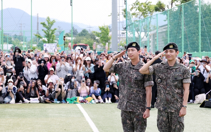 방탄소년단 RM, 뷔의 전역 현장에 많은 팬이 몰린 모습. 연합뉴스