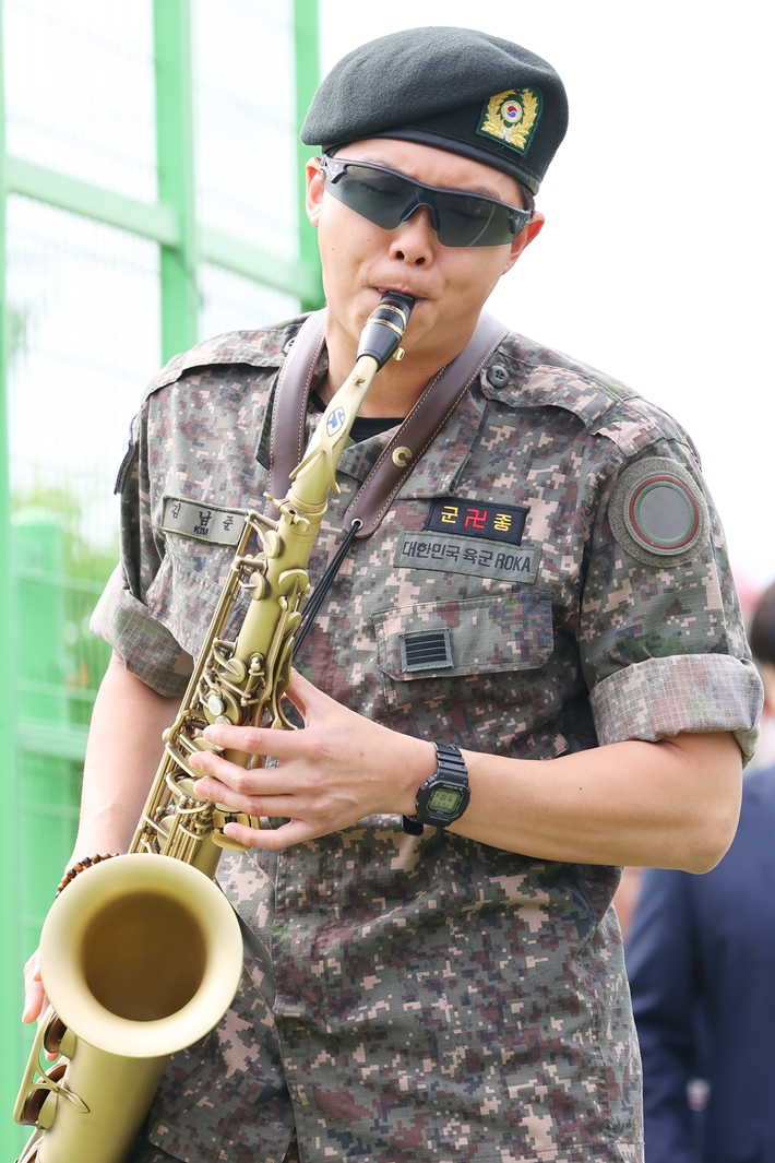 RM은 색소폰을 연주하며 전역을 자축했다. 연합뉴스