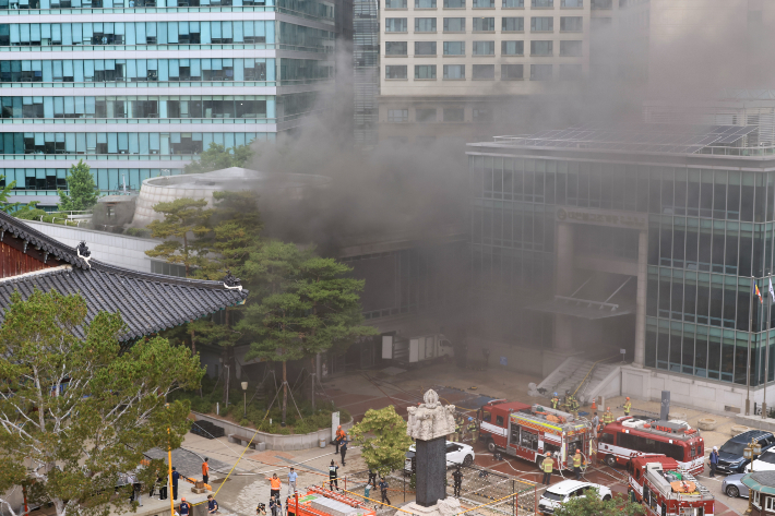 10일 서울 종로구 조계사 대웅전 옆 한국불교역사문화기념관 국제회의장에서 화재가 발생해 연기가 치솟고 있다. 연합뉴스