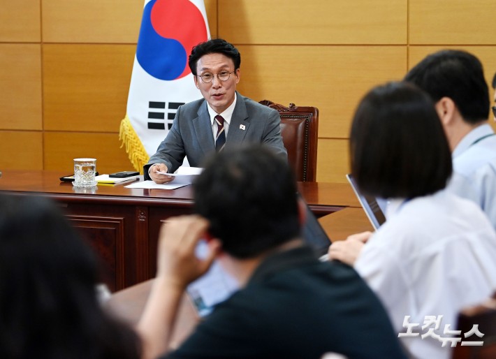 김민석 국무총리 후보자가 10일 오전 서울 종로구 통의동 금융감독연수원에 마련된 청문회 준비단 사무실에서 기자간담회를 하고 있다.