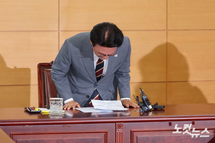 김민석 국무총리 후보자가 10일 오전 서울 종로구 통의동 금융감독연수원에 마련된 청문회 준비단 사무실에서 기자간담회를 하고 있다.