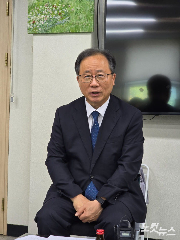 김석준 교육감이 잇따른 횡령사고와 관련해 부산시교육청 기자실에서 브리핑을 하고 있다. 정민기 기자