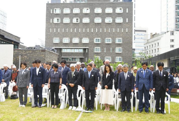 강기정 광주광역시장은 6·10민주항쟁 기념일을 맞아 서울 용산구 민주화운동기념관에서 열린 '제38주년 6·10민주항쟁 기념식 및 민주화운동기념관 개관식'에 참석, 대한민국 민주주의 발전에 헌신한 이들의 뜻을 기렸다. 광주시 제공