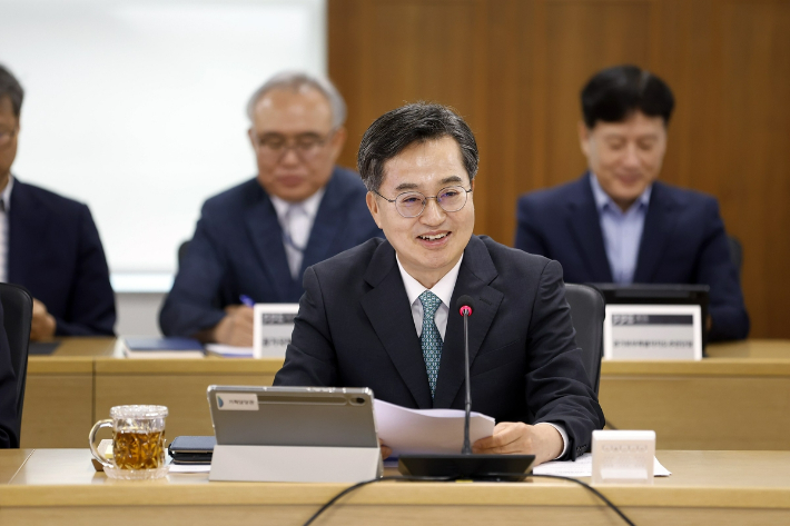 도정열린회의 주재하는 김동연 경기도지사. 경기도 제공