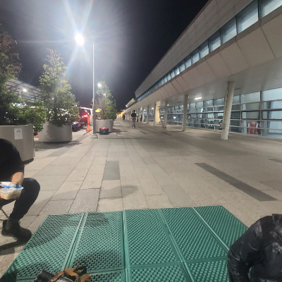 대전역사 한켠에 돗자리를 펴고, 복음과 별식을 나누는 구원열차
