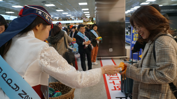 제주공항 입도객 환영 행사. 제주도 