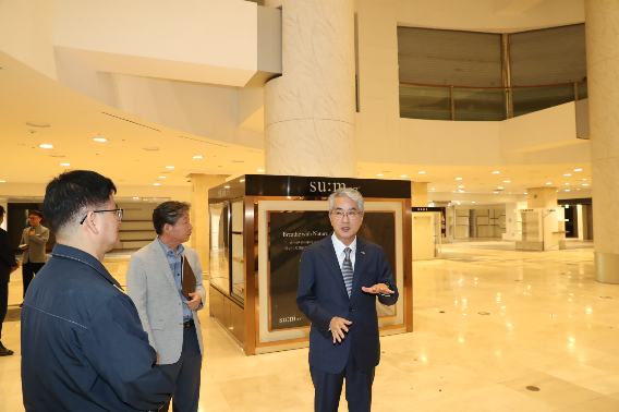 10일 옛 롯데백화점 마산점 내부를 둘러보는 박종훈 경남도교육감. 도교육청 제공