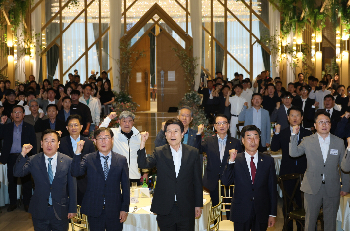 제63회 경북도민체전에서 시부 종합우승을 차지한 포항시 선수단이 지난 9일 라메르 웨딩에서 해단식을 열었다. 포항시 제공