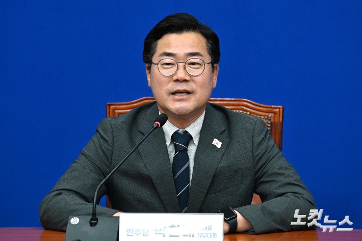 더불어민주당 박찬대 당대표 직무대행 겸 원내대표가 10일 서울 여의도 국회를 찾은 우상호 대통령실  정무수석을 만나 인사말을 하고 있다.