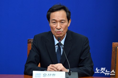 우상호 대통령실  정무수석이 10일 서울 여의도 국회를 찾아 더불어민주당 박찬대 당대표 직무대행 겸 원내대표와 만나 인사말을 하고 있다.