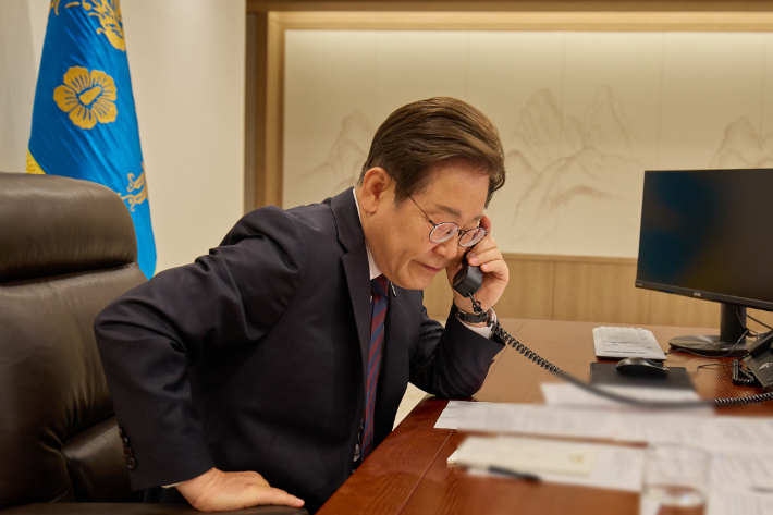 이재명 대통령이 10일 서울 용산 대통령실에서 시진핑 중국 국가주석과 전화 통화를 하고 있다. 대통령실 제공
