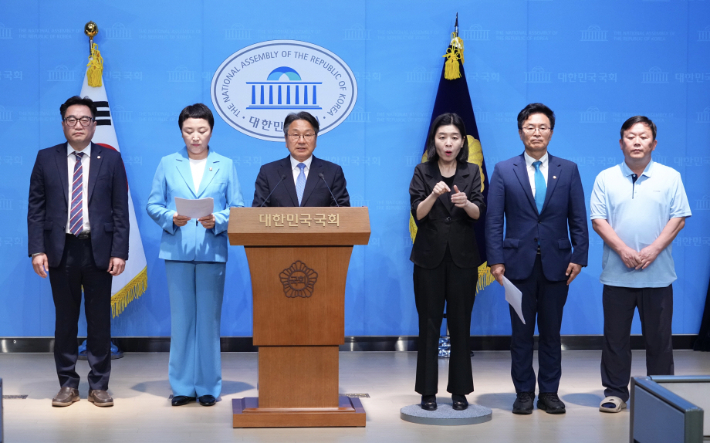 강기정 광주광역시장은 10일 서울 여의도 국회 소통관에서 정진욱·전진숙 국회의원 등과 기자회견을 열고 중개수수료 상한 도입 등 온라인 플랫폼 공정화를 위한 규제와 공공배달앱 활성화를 위한 지자체 국비 지원을 촉구했다. 광주시 제공