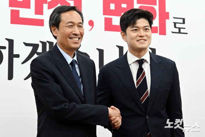 국민의힘 김용태 비상대책위원장이 10일 서울 여의도 국회를 찾은 우상호 대통령실 정무수석을 접견하고 있다.