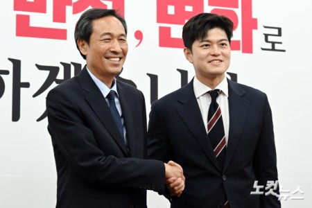 국민의힘 김용태 비상대책위원장이 10일 서울 여의도 국회를 찾은 우상호 대통령실 정무수석을 접견하고 있다.