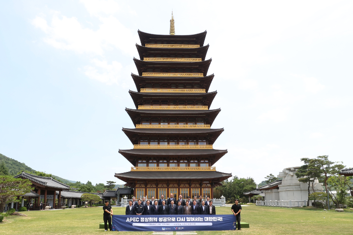 제15차 경상북도시장군수협의회 정기회의 참석자들이 경주 황룡원에서 단체촬영을 하고 있다. 경주시 제공