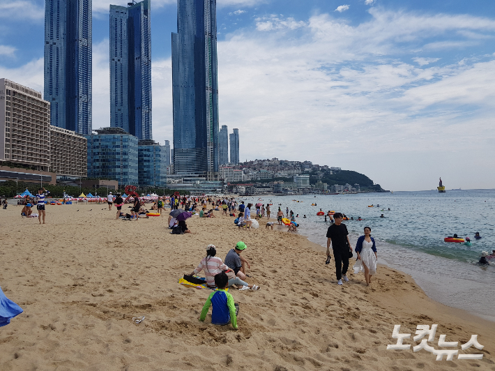 부산 해운대해수욕장을 찾은 피서객들. 박진홍 기자