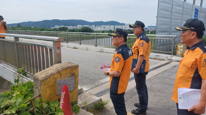 광주시 소방안전본부는 여름철 집중호우에 따른 침수 및 산사태 등 풍수해 사고 예방을 위해 10일 광산구 도산동 장록교와 임곡동 용진교 등 침수 우려 지역에 대한 현장 점검을 실시했다. 광주광역시 제공
