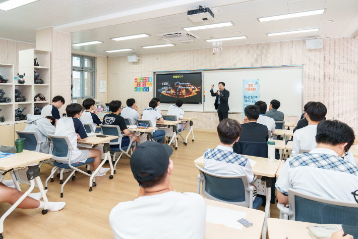 월성원자력본부가 경주고등학교에서 청소년 원자력 에너지 교실을 열고 있다. 월성원자력본부 제공 