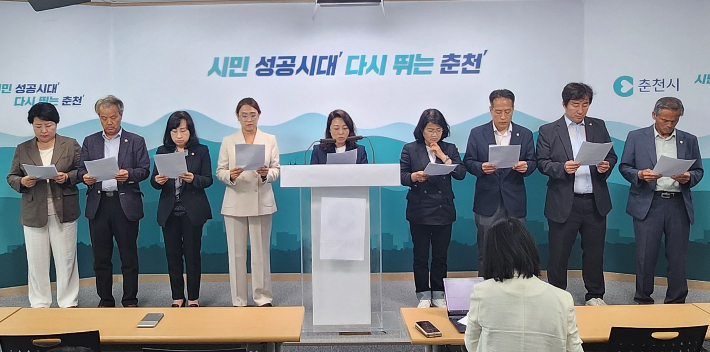 더불어민주당 소속 춘천시의원들은 10일 시청에서 기자회견을 열고, 강원도가 국토부에 춘천을 도시재생혁신지구 평가 대상에서 제외해달라는 공문을 보낸 것은 춘천시의 자치권을 침해한 중대한 월권행위라고 강하게 비판했다.더불어민주당 제공