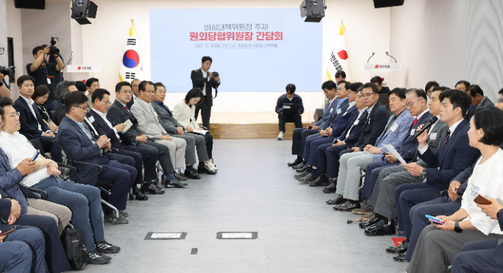 국민의힘 김용태 비상대책위원장이 10일 서울 여의도 중앙당사에서 열린 비상대책위원장 주재 원외당협위원장 간담회에서 발언하고 있다. 연합뉴스