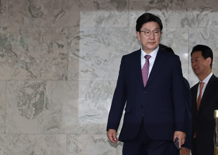 지난 5일 대선 패배의 책임을 지고 사퇴를 선언한 국민의힘 권성동 원내대표가 10일 서울 여의도 국회에서 열린 원내대책회의에 참석하고 있다. 연합뉴스