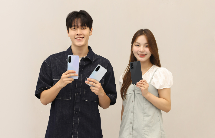 삼성전자 모델들이 새롭게 출시한 '갤럭시 A36 5G'를 소개하는 모습. 삼성전자 제공