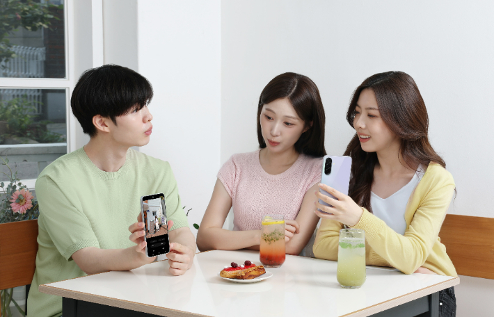 삼성전자 모델들이 '갤럭시 A36 5G'로 촬영한 사진을 'AI 지우개' 기능으로 보정하는 모습. 삼성전자 제공 