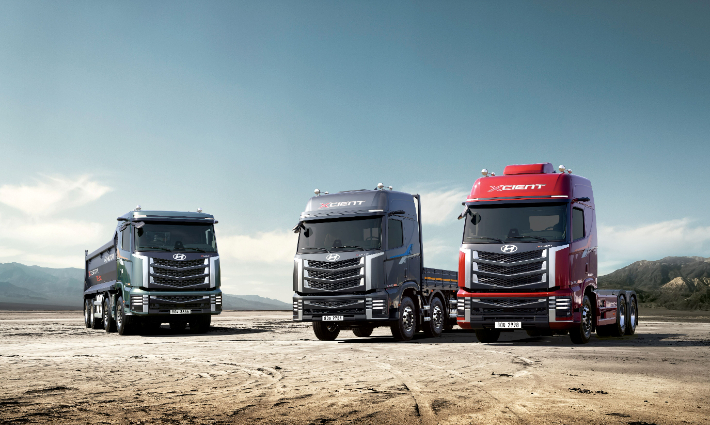 현대자동차가 새로운 디자인과 다양한 안전·편의 사양을 적용해 상품성을 강화한 대형 트럭 '더 뉴 엑시언트(The new XCIENT)를 11일 출시했다. 현대자동차 제공