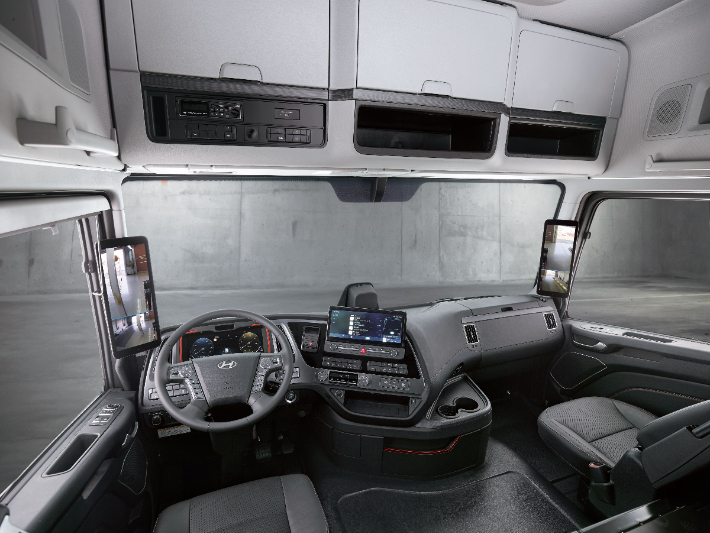 현대자동차가 새로운 디자인과 다양한 안전·편의 사양을 적용해 상품성을 강화한 대형 트럭 '더 뉴 엑시언트(The new XCIENT)를 11일 출시했다. 현대자동차 제공