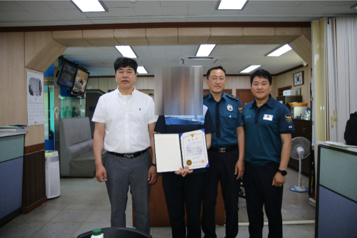 왼쪽부터 송창원 형사과장, 표창장 받은 순천역 직원. 순천경찰서 제공