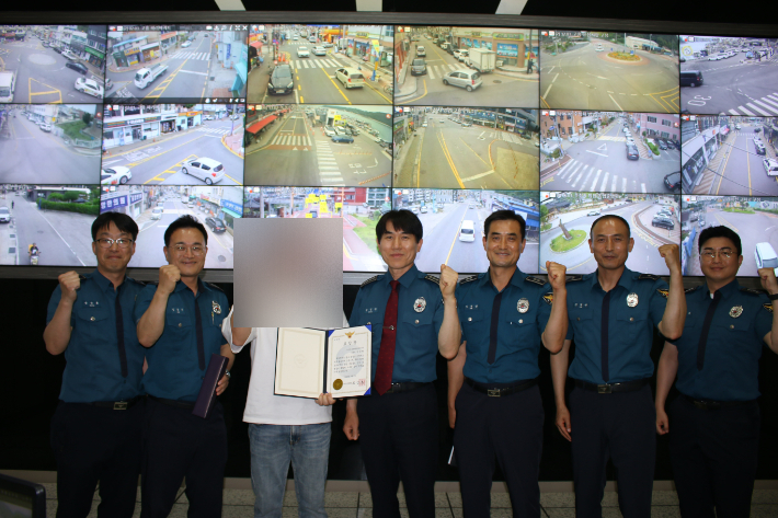 왼쪽 세 번째부터 관제센터요원, 공정원 서장. 고흥경찰서 제공