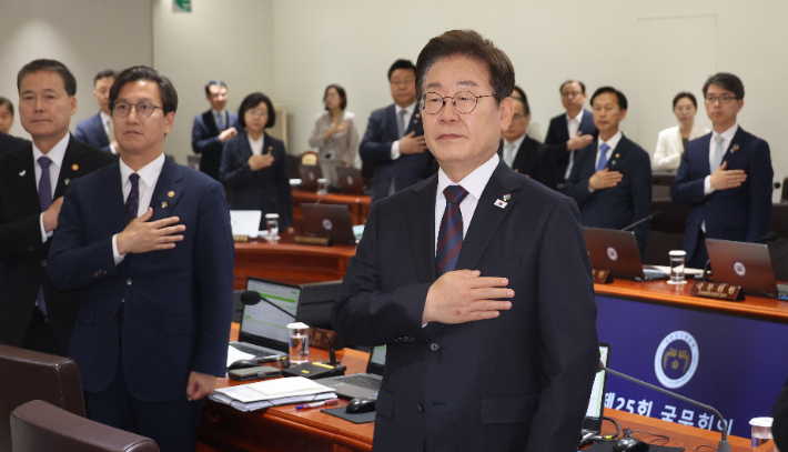李대통령 "3대 특검 출범…새로운 한중관계 구축"