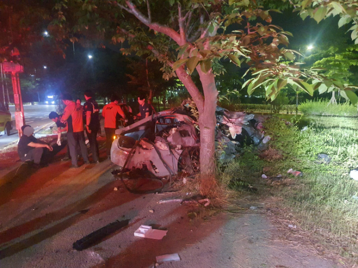 10일 오후 10시 50분쯤 부산 강서구의 한 도로에서 승용차가 시내버스를 들이받아 2명이 다쳤다. 부산소방재난본부 제공