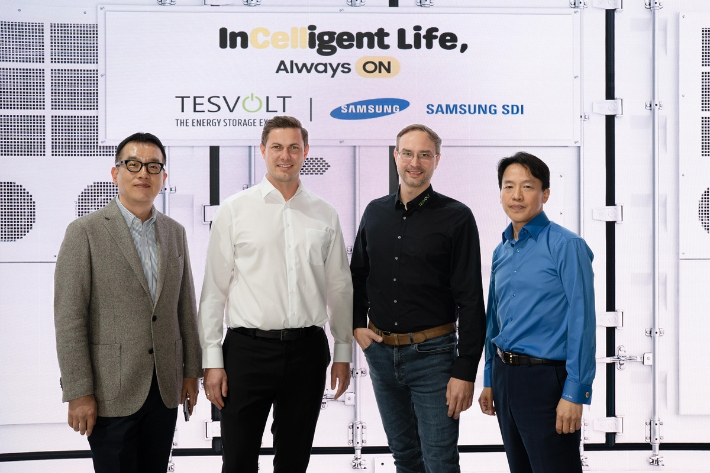 '인터배터리 유럽 2025' 삼성SDI 전시장에서 기념 사진을 찍는 삼성SDI와 테스볼트 관계자들. 왼쪽부터 삼성SDI ESS영업그룹장 김현욱 상무, 테스볼트 CTO 지몬 샨더르트, 테스볼트 CEO 다니엘 한네만, 삼성SDI 유럽법인 이종석 상무. 삼성SDI 제공