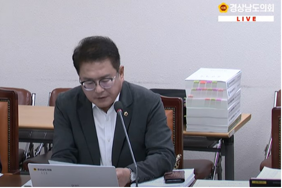 박남용 도의원. 경남도의회 유튜브 캡처