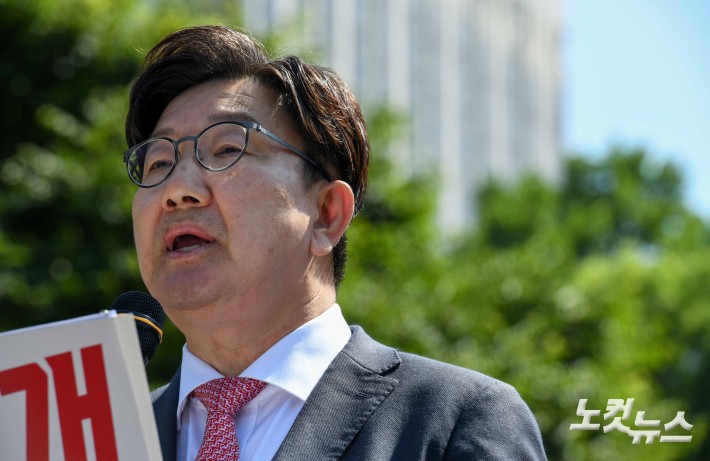 권성동 국민의힘 원내대표가 11일 이재명 대통령의 공직선거법 위반 사건의 파기환송심을 사실상 무기한 연기한 서울고등법원 앞에서 열린 현장 의원총회에서 발언하고 있다.
