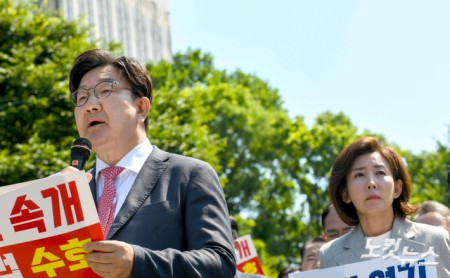 권성동 국민의힘 원내대표가 11일 이재명 대통령의 공직선거법 위반 사건의 파기환송심을 사실상 무기한 연기한 서울고등법원 앞에서 열린 현장 의원총회에서 발언하고 있다.