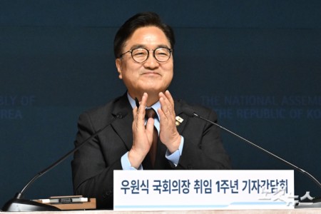 우원식 국회의장이 11일 서울 여의도 국회 사랑재에서 열린 취임 1주년 기자간담회에서 박수를 치고 있다.